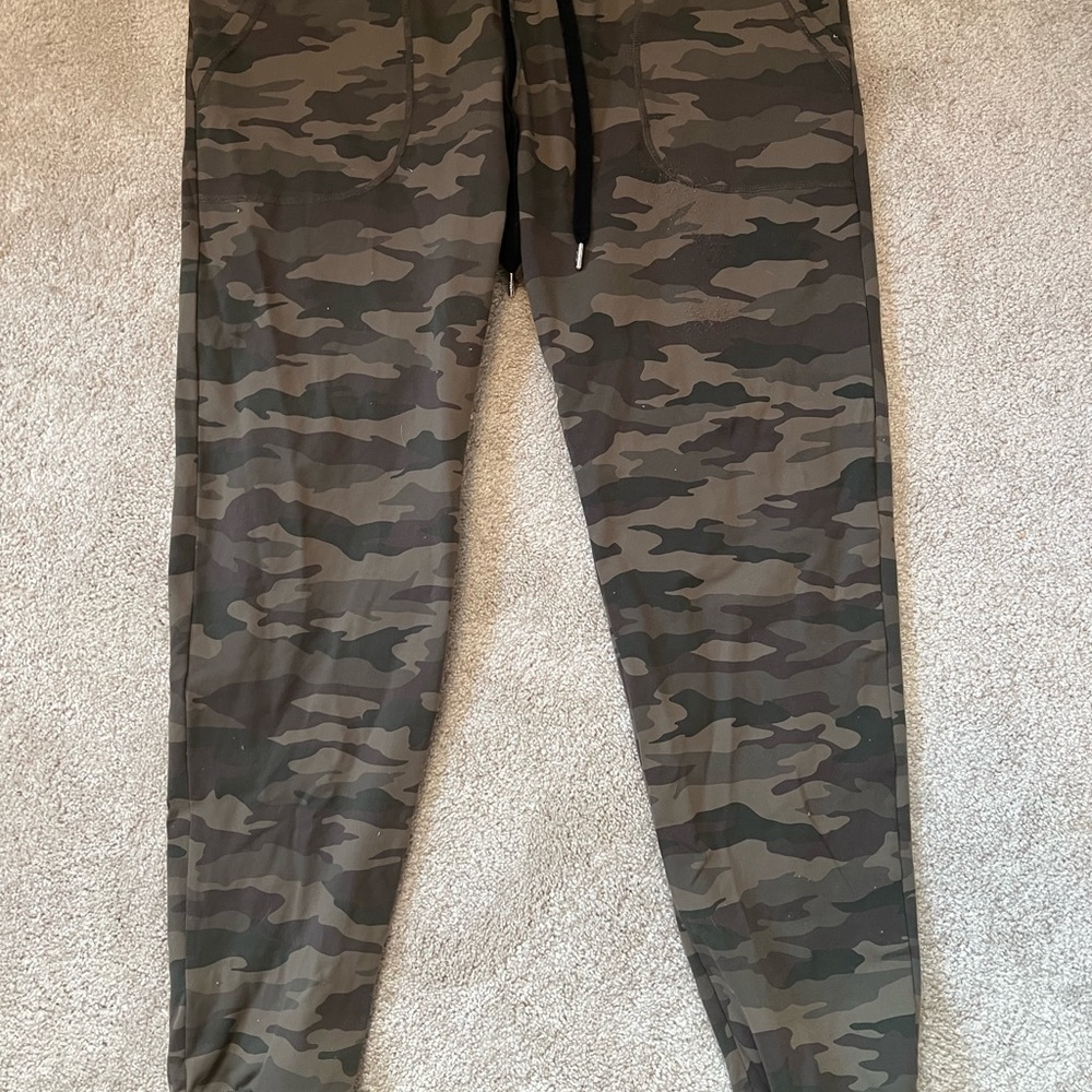 Zyia camo unwind joggers